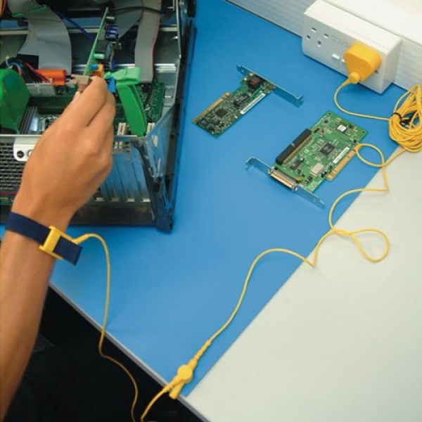 Covor ESD pentru bancul de lucru IS020001, albastru 0.6 m x 30 m