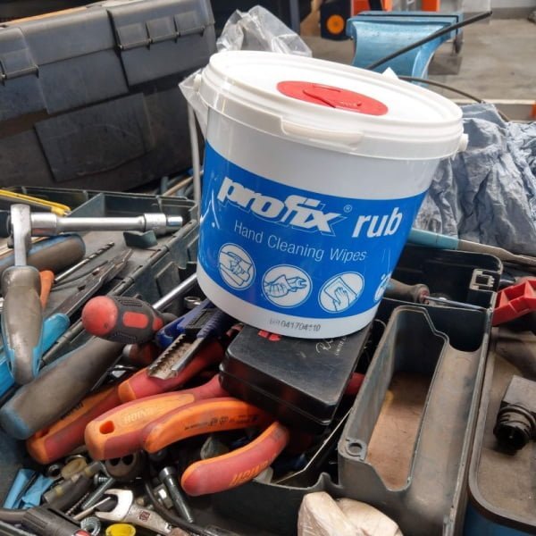 Lavete umede Profix RUB , pentru curatarea mainilor, uneltelor sau suprafetelor  de murdaria dificila, galetusa cu 72 lavete preimpregnate