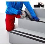 Banda antialunecare tesa®60950, rezistenta, pentru interior sau exterior, culoare neagra, latime 50_25 mm, lungime 15 metri_aplicare2