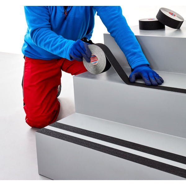 Banda antialunecare tesa®60950 rezistenta, pentru interior sau exterior, culoare neagra, latime 25 mm, lungime 15 metri
