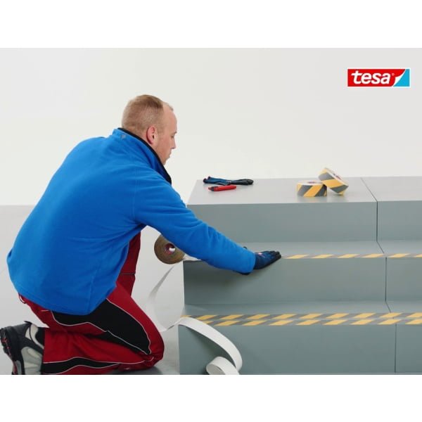 Banda antialunecare tesa®60951, rezistenta, pentru interior sau exterior, culoare galben / negru, latime 50 mm, lungime 15 metri,