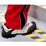 Banda antialunecare tesa®60951, rezistenta, pentru interior sau exterior, culoare galben negru_aplicare 2