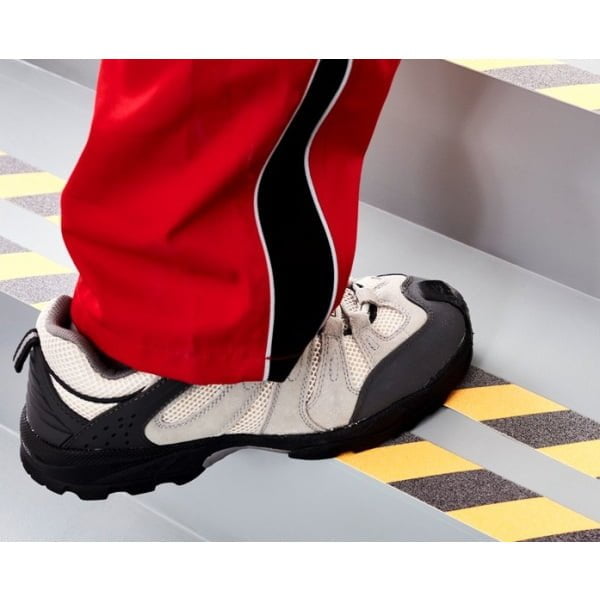 Banda antialunecare tesa®60951, rezistenta, pentru interior sau exterior, culoare galben / negru, latime 50 mm, lungime 15 metri,