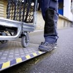 Banda antialunecare tesa®60951, rezistenta, pentru interior sau exterior, culoare galben negru_aplicare 3