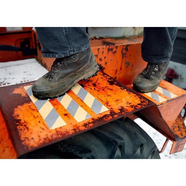 Banda antialunecare tesa®60951, rezistenta, pentru interior sau exterior, culoare galben / negru, latime 50 mm, lungime 15 metri,