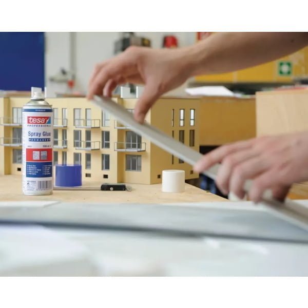 Spray adeziv permanent, 500 ml tesa® Spray Glue Permanent, pentru materiale cu greutate mică spre medie si suprafete mari si usor neregulate
