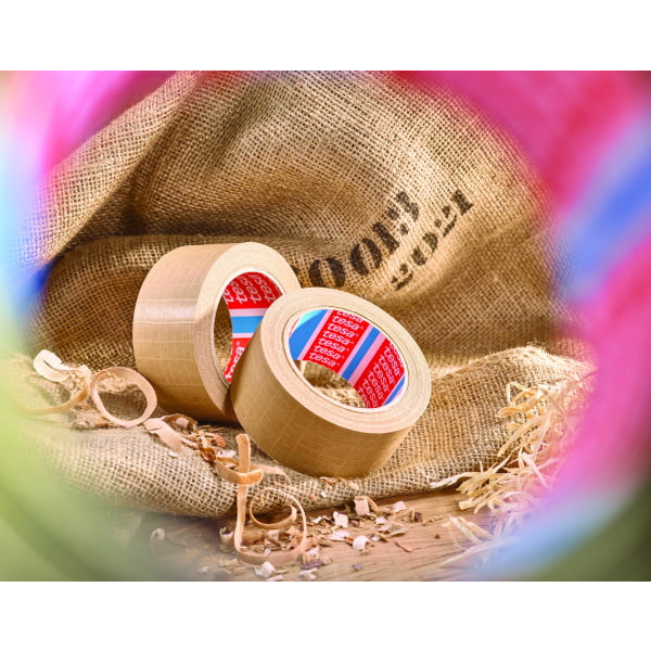 Banda de ambalare autoadeziva, ranforsata tesa® 60013, din hartie, maro, latime 50mm, lungime 25 de metri, certificat FSC