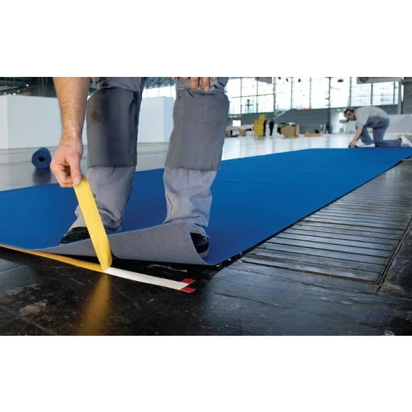 Banda dublu adeziva tesa® 4939, 50mm x 10m, pentru lipirea/montarea temporara a mochetelor si covoarelor la targuri, expoziții, convenții și lucrari de renovare
