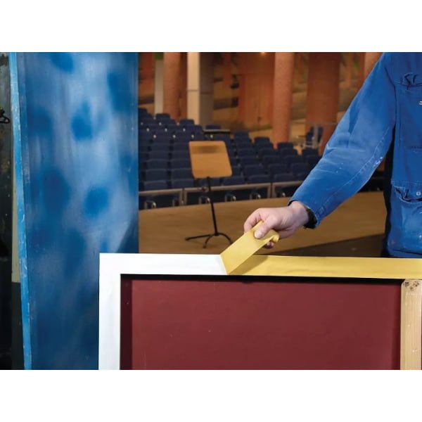 Banda dublu adeziva tesa® 4939, 50mm x 10m, pentru lipirea/montarea temporara a mochetelor si covoarelor la targuri, expoziții, convenții și lucrari de renovare