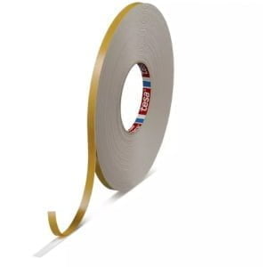 Banda dublu adeziva tesa® 4957, 9mm x 25m, din spuma PE, pentru fixarea obiectelor (sticla, oglinzi, plastic, etc) in exterior si interior, rezistent UV si umiditate