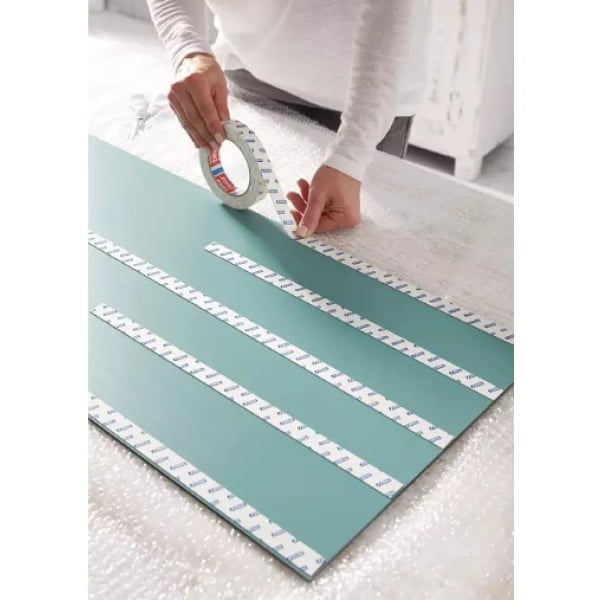 Banda dublu adeziva tesa® Powerbond® OGLINZI, 19mm x 1,5m,  pentru lipirea / montarea oglinzilor sau obiectelor plate in zone umede sau uscate din interior