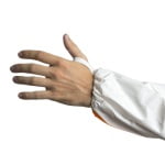 CGMO44500_Combinezon de protectie Coverchem 4M40, polipropilena, alb, antistatic, protectie impotriva contaminarii cu chimicale, microorganisme si particule radioactive_mana