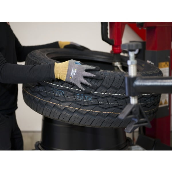 Manusi de protectie anti-taiere nivel B, Tegera 8805, imersate in spuma de nitril, intarite intre degetul mare si aratator, pentru manipulari ușoare, protectie termica maxim 100°C, certificate Food Contact