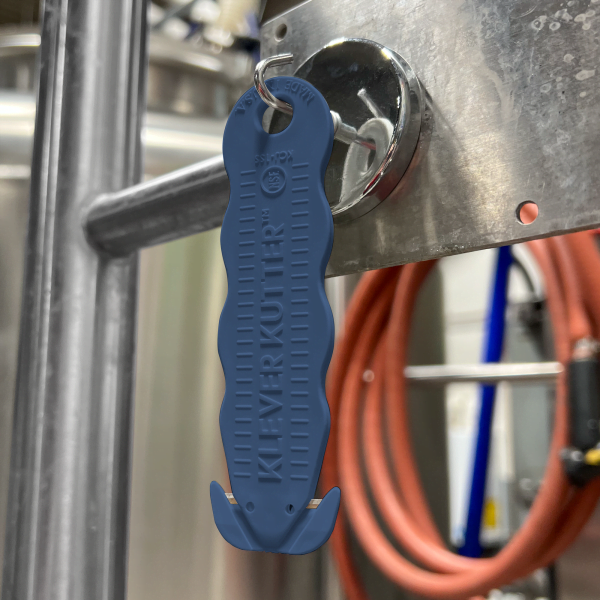 Cutter profesional detectabil pentru taierea ambalajelor produselor alimentare, Klever Kutter, Metal Detectable, albastru inchis, lama dubla din inox, incorporata, certificat pentru industria alimentara, ISO 22196, tratat KLEEN™ Antimicrobial