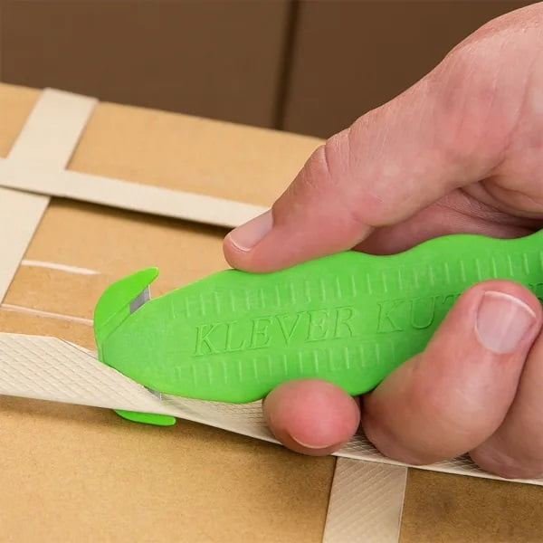 Cutter profesional pentru taierea ambalajelor, Klever KLEEN ™ Kutter, verde, lama din otel,  incorporata, in maner, pentru protectia mainilor utilizatorului, maner ergonomic, ISO 22196, tratat KLEEN™ Antimicrobial