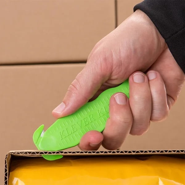 Cutter profesional pentru taierea ambalajelor, Klever KLEEN ™ Kutter, verde, lama din otel,  incorporata, in maner, pentru protectia mainilor utilizatorului, maner ergonomic, ISO 22196, tratat KLEEN™ Antimicrobial