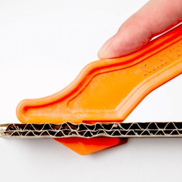 Cutter profesional pentru taierea ambalajelor mai groase, Klever Excel PLUS, portocaliu, lama din otel-carbon, incorporata in maner, ergonomic si rezistent