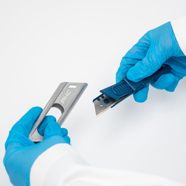 Cutter detectabil cu lama din otel-carbon, autoretractabila, Metti MD auto-retract safety knife, subtire, cu 2 optiuni de blocare a lamei, pentru industria alimentara, farma