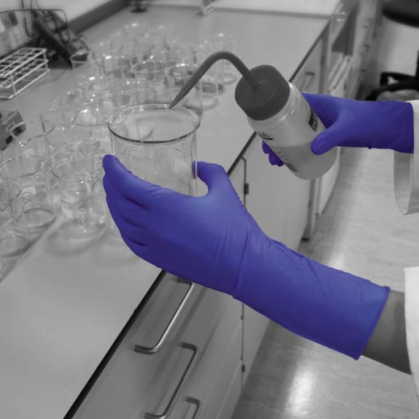 Manusa nitril HandSafe GN830 Indigo, lungime 29 cm, nepudrata, rezistenta chimic (tip C), certificari EN ISO 374-1 si 374-5, potrivita pentru utilizare medicala si alimentara