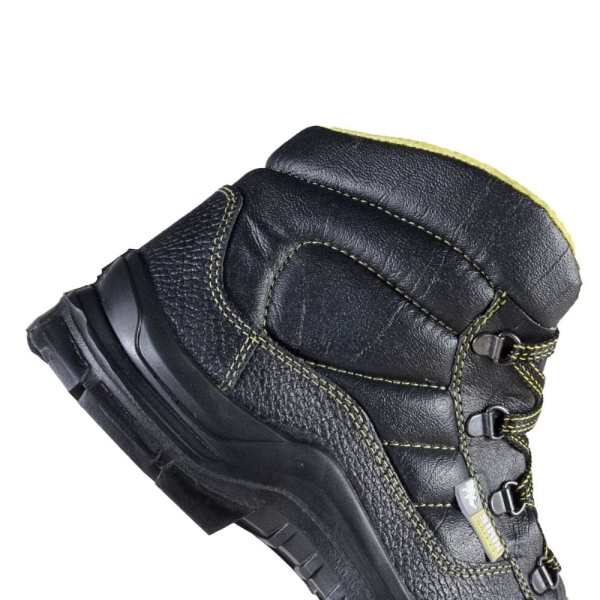 Bocanci Sirin Bora New S1 SRC din  material rezistent la abraziune, care asigură aerisirea piciorului, cu talpă PU 1D, tip burduf dublat cu material spongios și înșiretare prin perforații consolidate cu capse metalice.