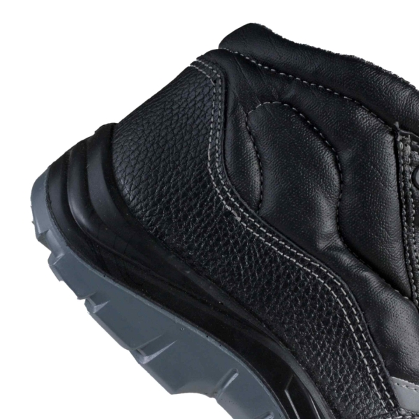 Bocanci Prime 545 S3 SRC  material rezistent la abraziune; asigură aerisirea piciorului PU 2D Insiretare prin perforatii consolidate cu capse metalice Da